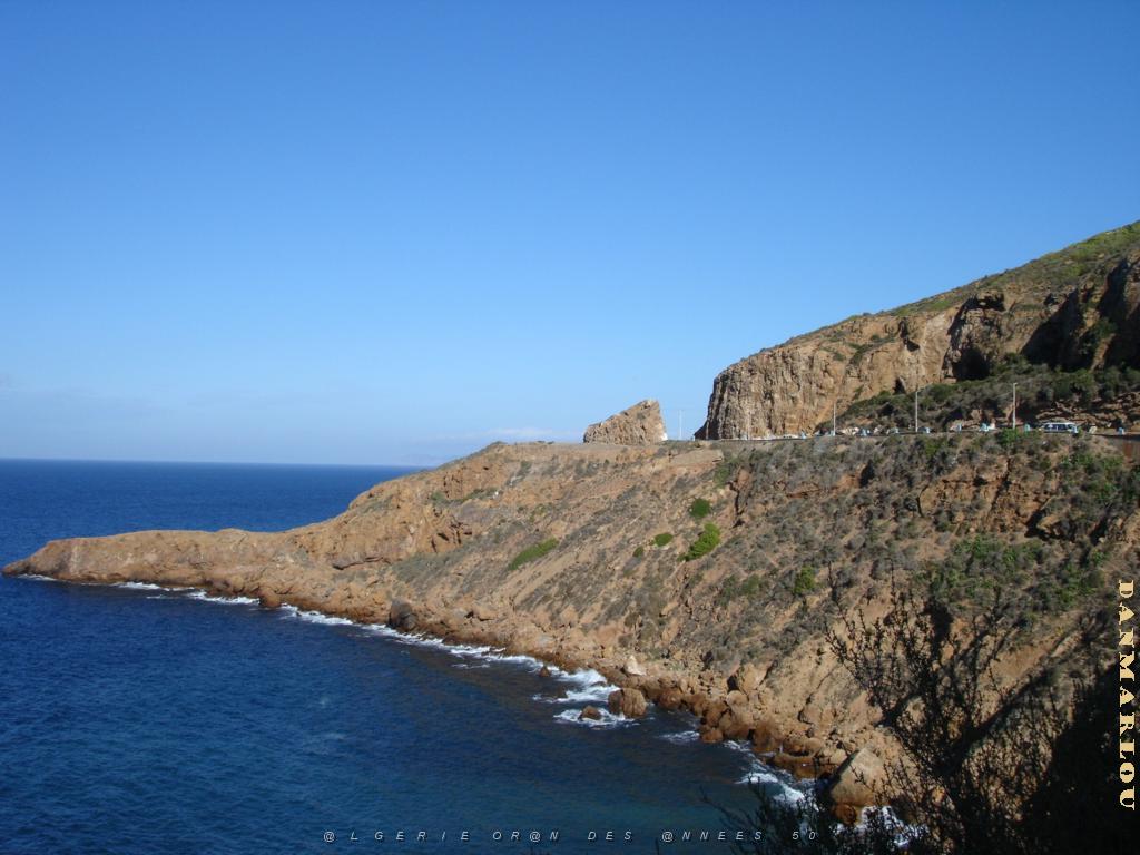 ORAN 10 2005 005 LA CORNICHE A DROITE DU ROCHER DE LA VIEILLE.JPG
